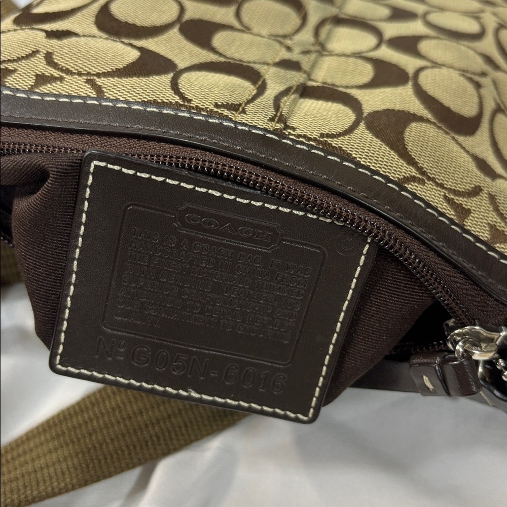 Coach Signature 6016 Stripe Swingpack Crossbody Khaki
Brown Leather Purse bag - Picture 11 of 15